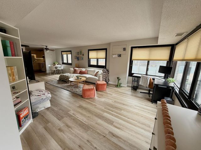 26 10th Street W 402, Saint Paul, MN 55102
