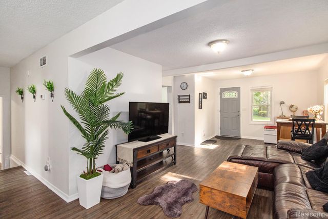 770 Brushwood Drive, Wolverine Lake Village, MI 48390