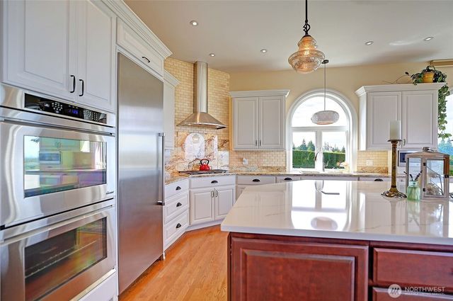 1009 Kingswood Drive, Camano Island, WA 98282