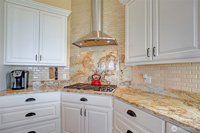 1009 Kingswood Drive, Camano Island, WA 98282