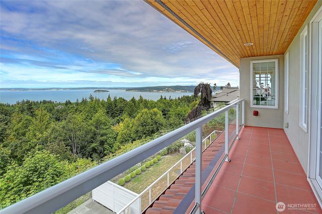 1009 Kingswood Drive, Camano Island, WA 98282