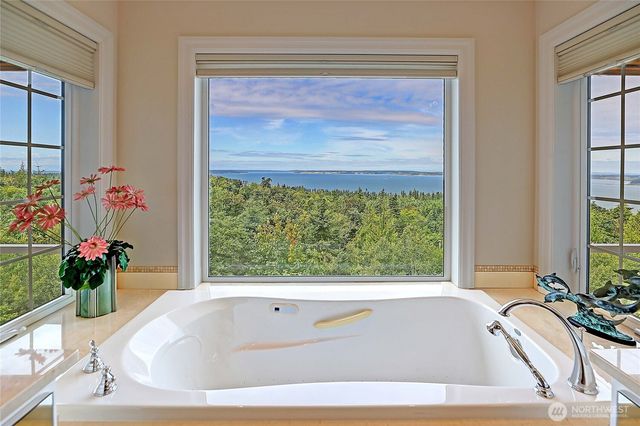 1009 Kingswood Drive, Camano Island, WA 98282