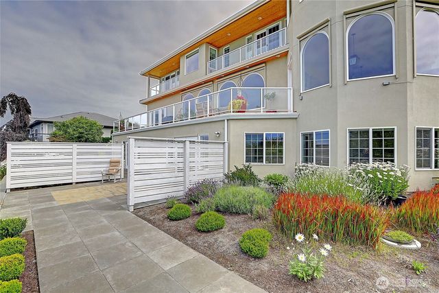 1009 Kingswood Drive, Camano Island, WA 98282