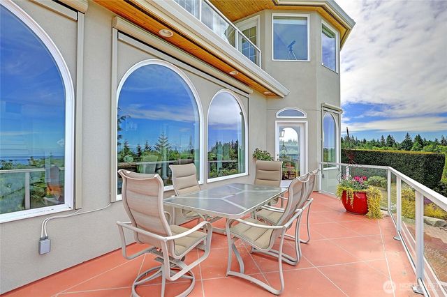 1009 Kingswood Drive, Camano Island, WA 98282