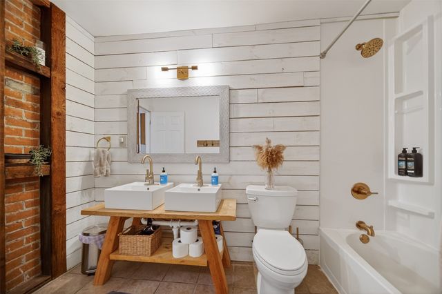 902 W 5TH Street, Erie, PA 16507