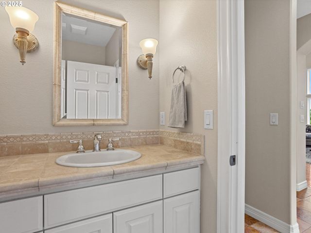 8801 Se WALNUT Dr, Amity, OR 97101