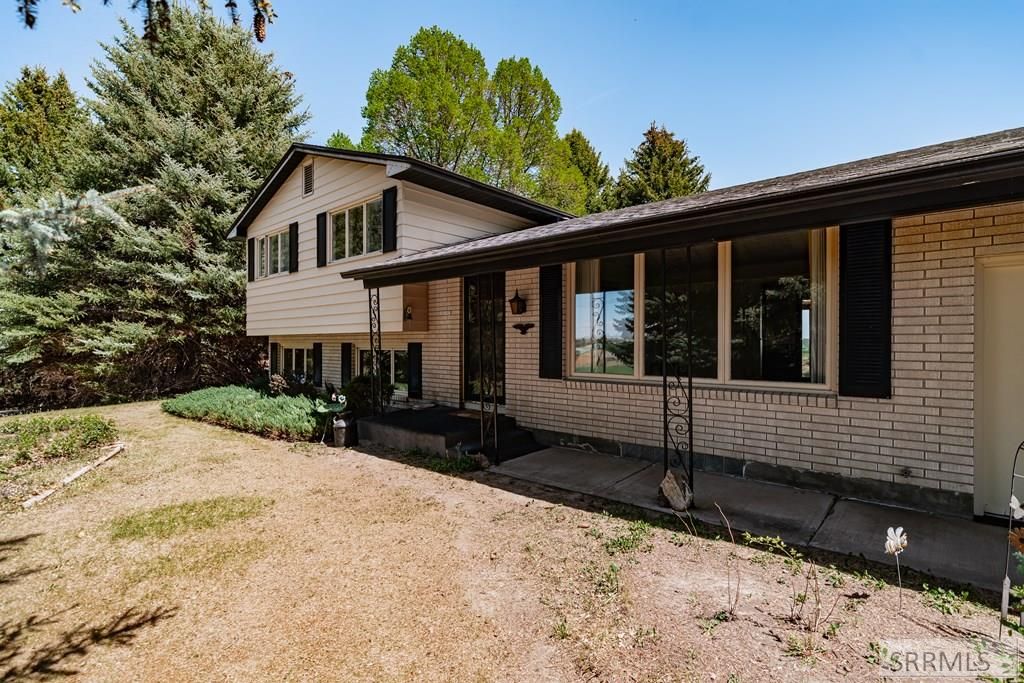 Image 2 of property listing at 1230 N 45th W, Idaho Falls, ID 83402