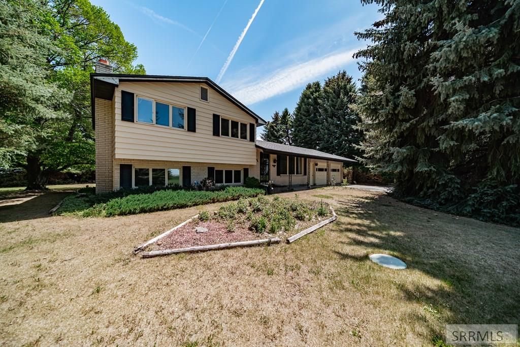 Image 3 of property listing at 1230 N 45th W, Idaho Falls, ID 83402