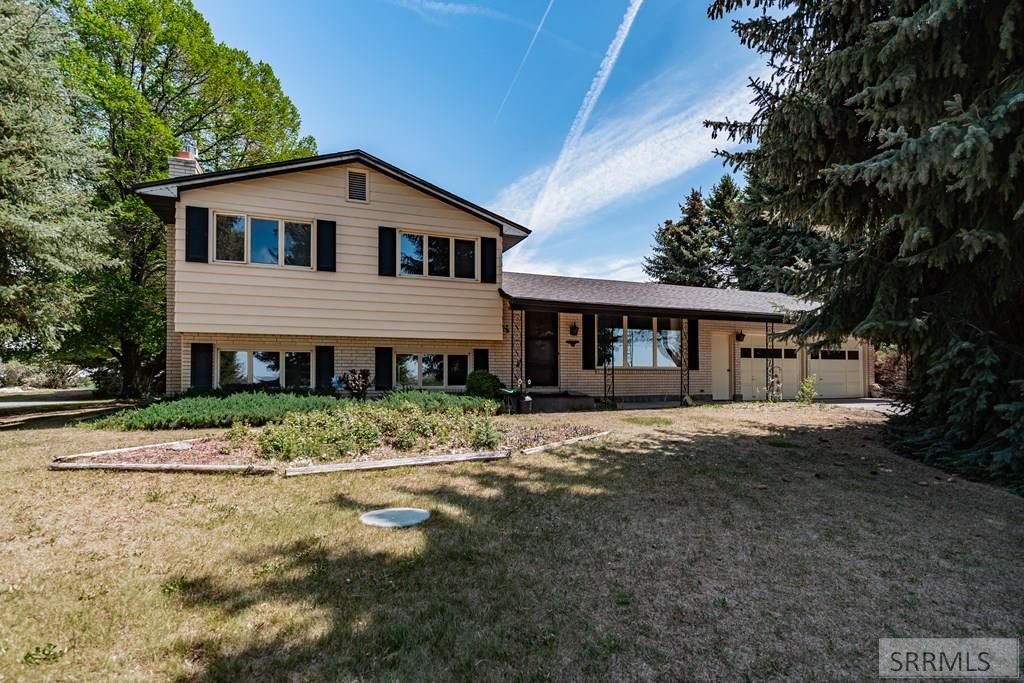 Image 4 of property listing at 1230 N 45th W, Idaho Falls, ID 83402