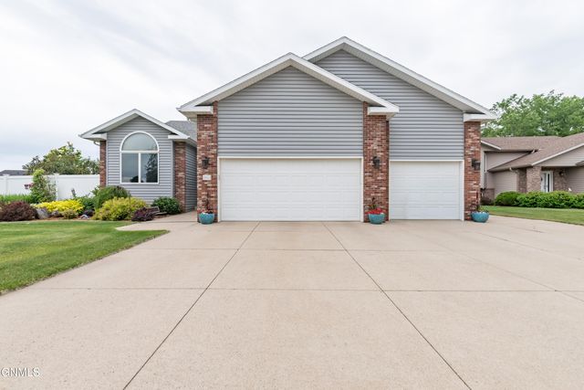 3803 Woodbend Drive SE, Mandan, ND 58554 property photo
