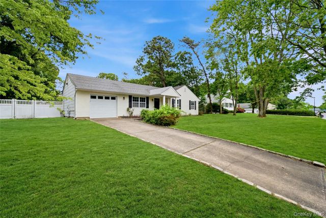 15 Groton Lane, Coram, NY 11727