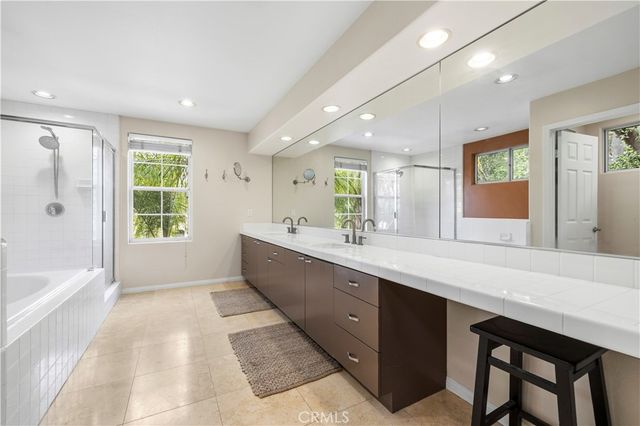 23656 White Oak Court, Newhall, CA 91321