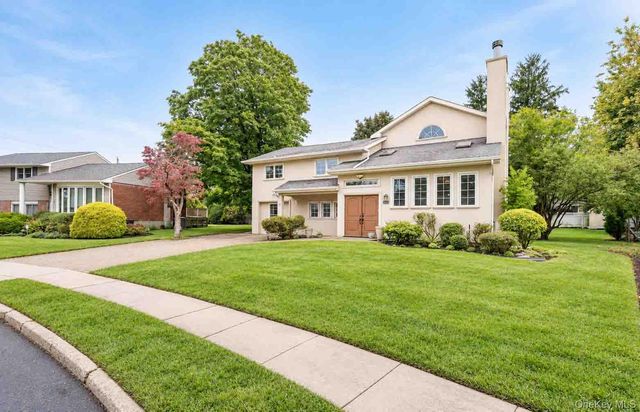 5 Phipps Lane, Plainview, NY 11803