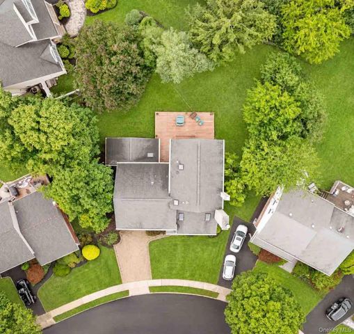 5 Phipps Lane, Plainview, NY 11803