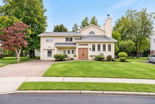 5 Phipps Lane, Plainview, NY 11803