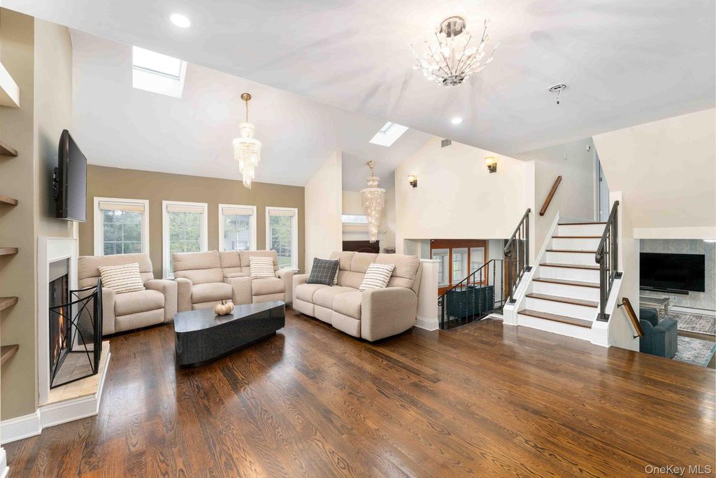 5 Phipps Lane, Plainview, NY 11803 — photo 2