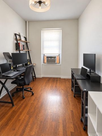 21-68 35 Street 3B, Astoria, NY 11105
