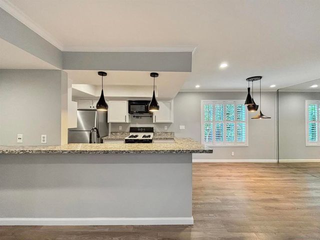 6025 Estelle 4, San Diego, CA 92115