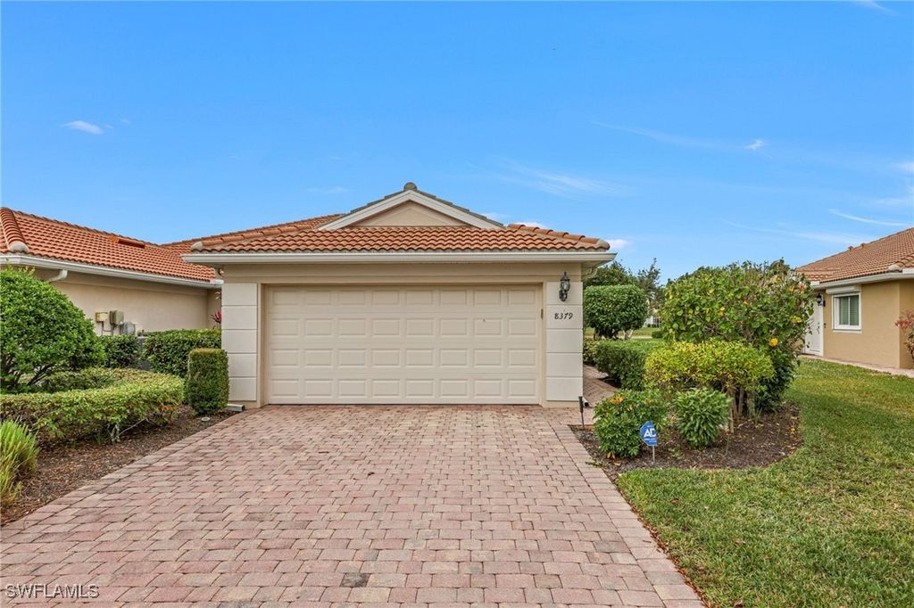 8379 Karina CT, Naples, FL 34114
