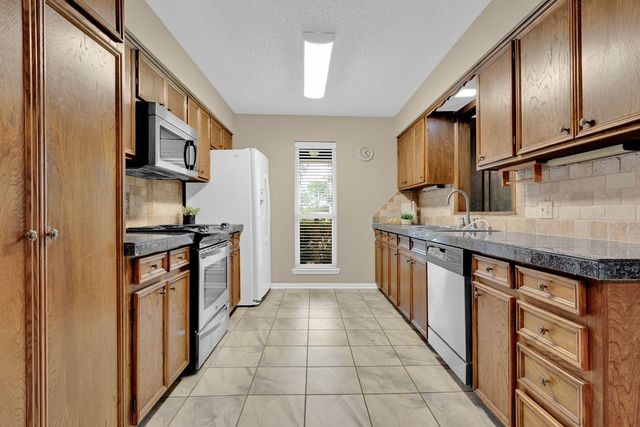 216 Treetop Lane, Hideaway, TX 75771