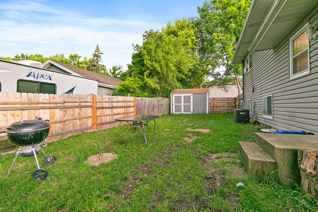 140 Skyline Drive, Carpentersville, IL 60110