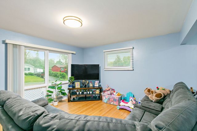 140 Skyline Drive, Carpentersville, IL 60110