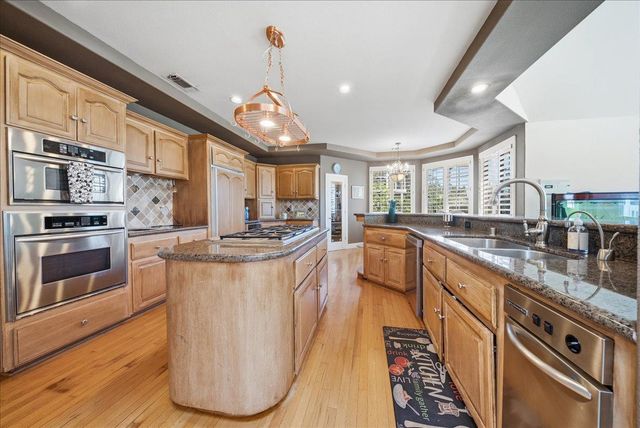136 tomlinson Dr, Folsom, CA 95630