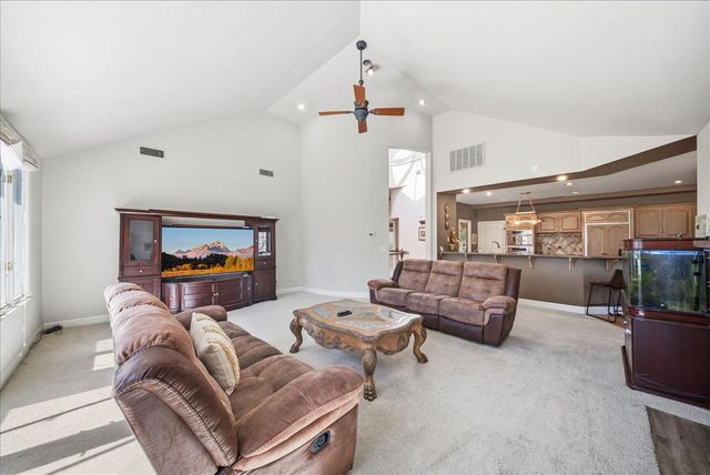 136 tomlinson Dr, Folsom, CA 95630
