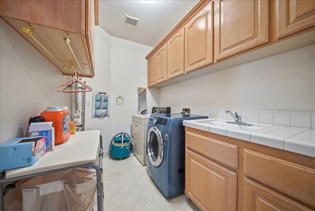 136 tomlinson Dr, Folsom, CA 95630