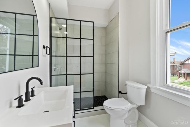 3206 Gilbert Avenue, Cincinnati, OH 45207