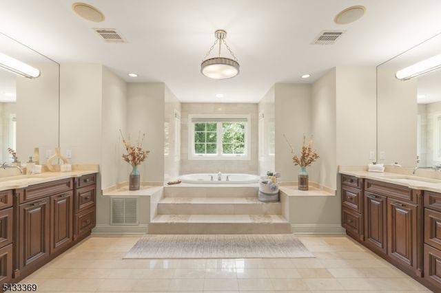 9 Lafayette Dr, Livingston Twp., NJ 07039