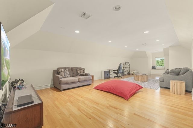 9 Lafayette Dr, Livingston Twp., NJ 07039