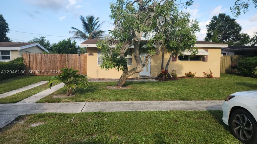 772 Gardenia Dr, Royal Palm Beach, FL 33411