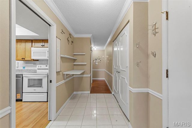 916 Claytonbrook Drive 1, Ballwin, MO 63011