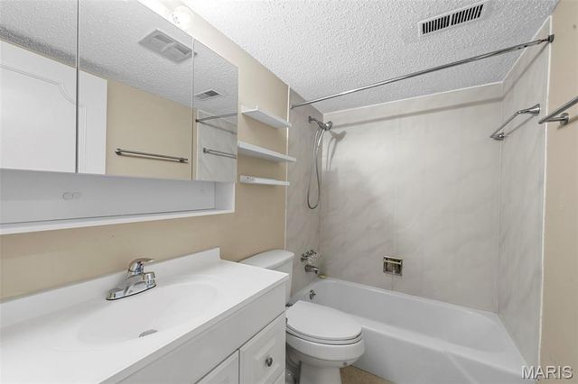 916 Claytonbrook Drive 1, Ballwin, MO 63011