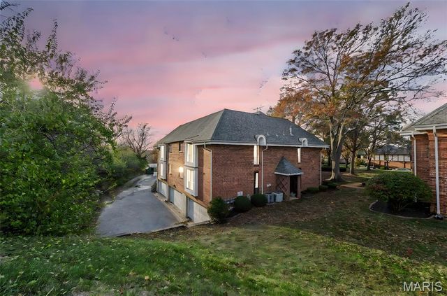 916 Claytonbrook Drive 1, Ballwin, MO 63011