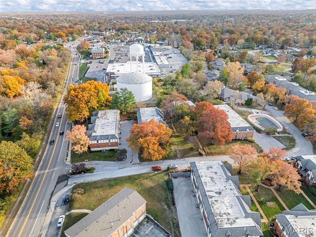 916 Claytonbrook Drive 1, Ballwin, MO 63011