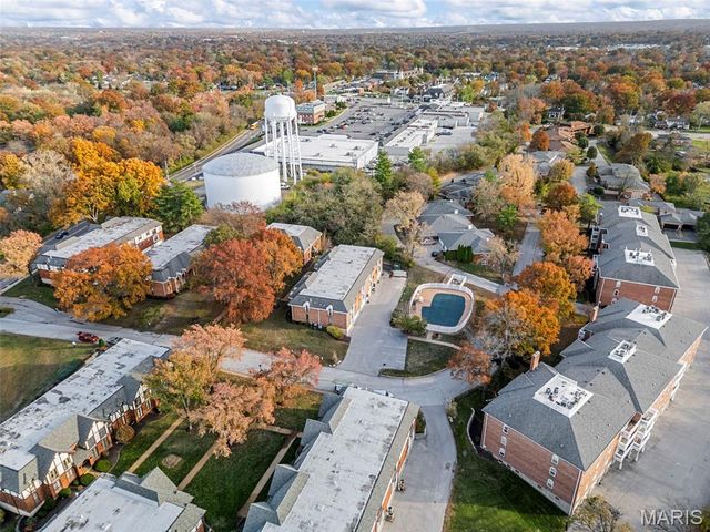 916 Claytonbrook Drive 1, Ballwin, MO 63011