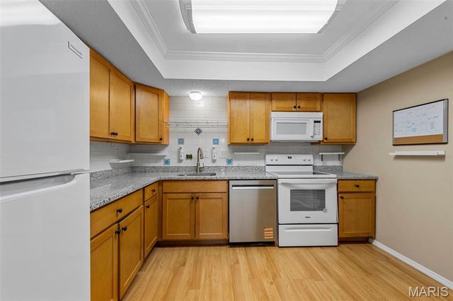 916 Claytonbrook Drive 1, Ballwin, MO 63011