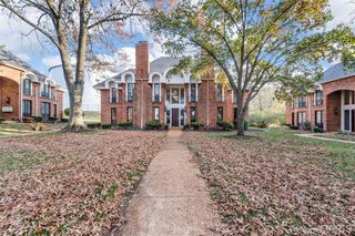 916 Claytonbrook Drive 1, Ballwin, MO 63011