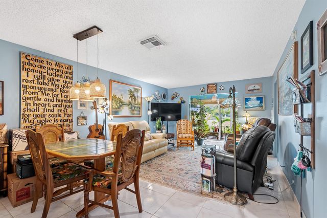 2017 SW Golf Lane 113, Boynton Beach, FL 33426