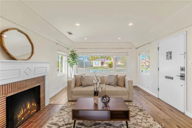 1123 Florence, Burbank, CA 91505