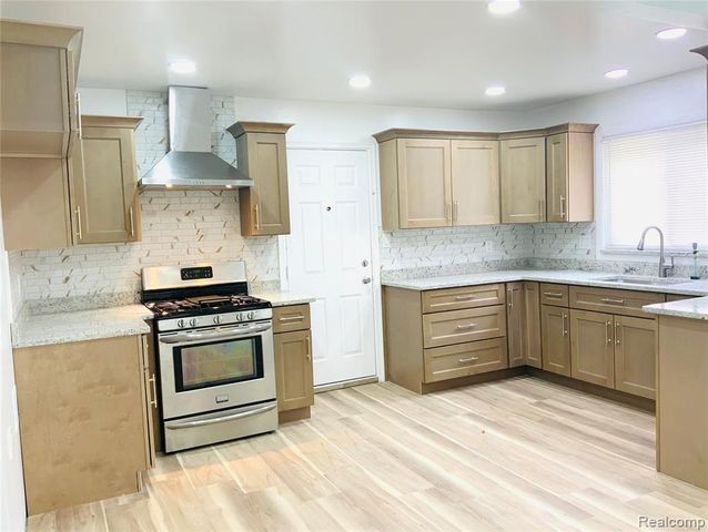 6475 N Highland Street, Dearborn Heights, MI 48127