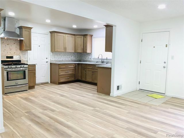 6475 N Highland Street, Dearborn Heights, MI 48127