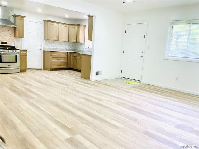 6475 N Highland Street, Dearborn Heights, MI 48127