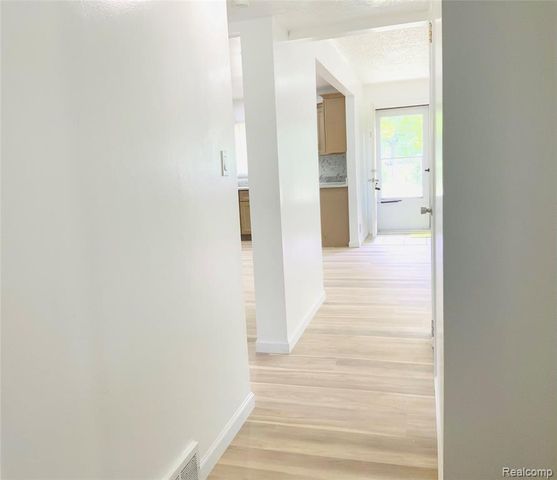 6475 N Highland Street, Dearborn Heights, MI 48127
