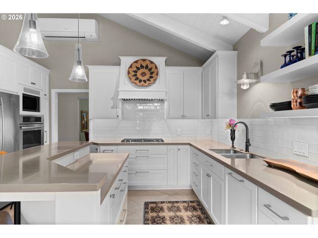 14635 UPLANDS Dr, Lake Oswego, OR 97034
