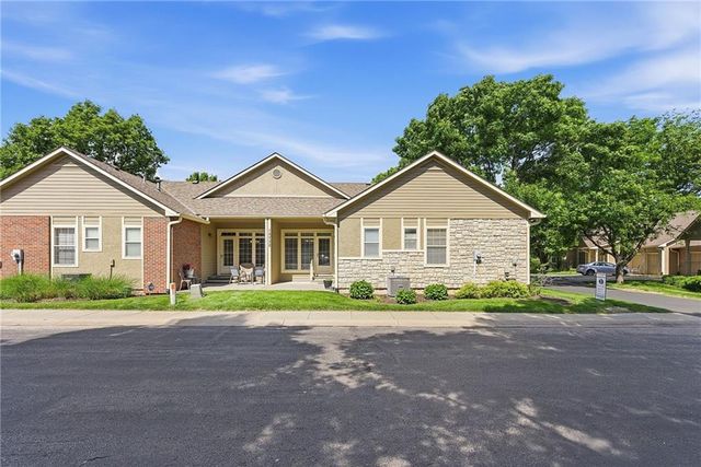 15732 S Sunset Drive 800, Olathe, KS 66062