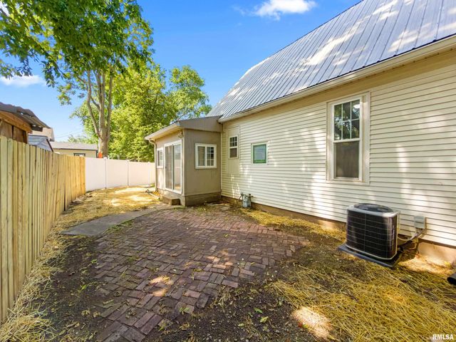 320 WALNUT Street, Pekin, IL 61554