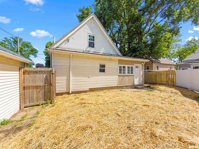 320 WALNUT Street, Pekin, IL 61554